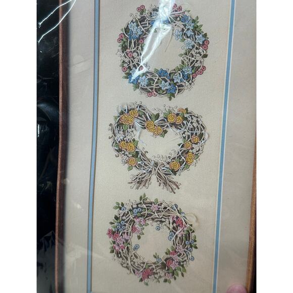 Dimensions New, Old Stock Dimensions Crewel Embroidery Kit "Country Wreath Trio" - Picture 3 of 5